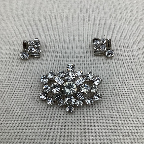 unsigned Jewelry - 2/$49🍭 Glamorous White hot Rhinestones Brooch And Pierced Earrings